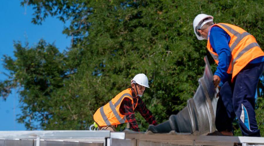 Professional gutter cleaning in La Motte, IA